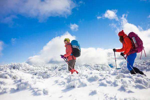 登山者是在雪上. — 图库照片