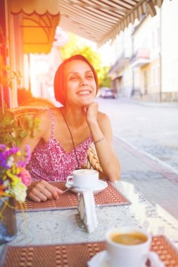 Kız içecekler kahve.