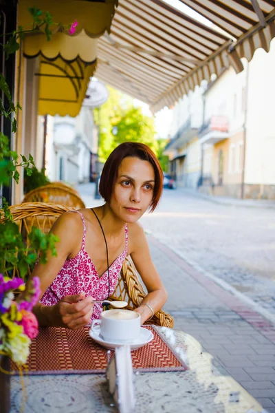 Das Mädchen trinkt Kaffee. — Stockfoto