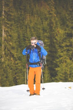 Çadır bir adam oturuyor.