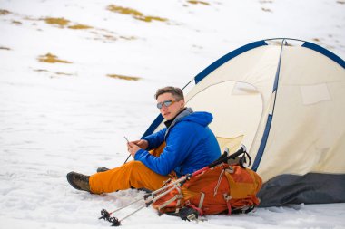 Çadır bir adam oturuyor.