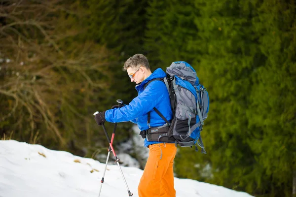 Ein Mann sitzt in der Nähe des Zeltes. — Stockfoto