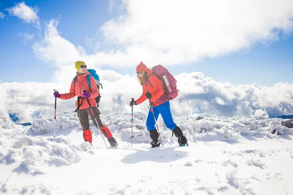 Os alpinistas estão na neve . — Fotografia de Stock