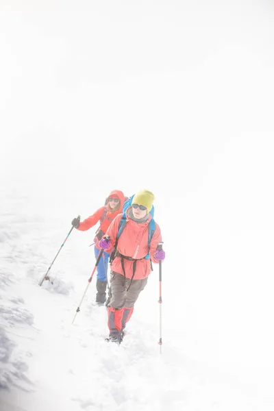 Climbing a mountain during bad weather. — Stock Photo, Image