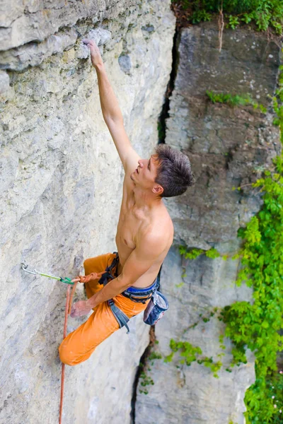 Climber climbs the rock. — Stock Photo, Image