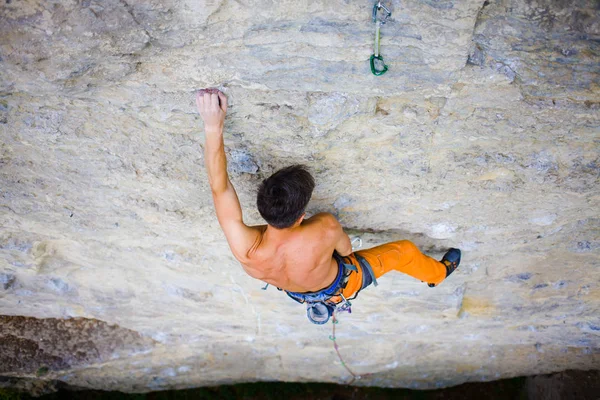 Escalador sube a la roca. — Foto de Stock