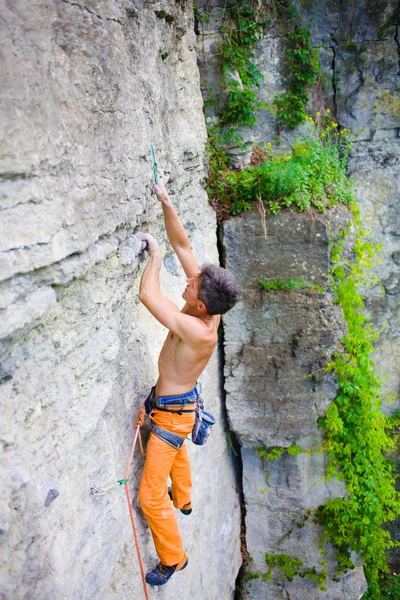 Climber climbs the rock. — Stock Photo, Image