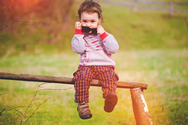 Retrato de un niño pequeño con gafas en las manos . —  Fotos de Stock