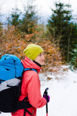 Bir sırt çantası ile genç bir kız.