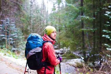 Bir sırt çantası ile genç bir kız.