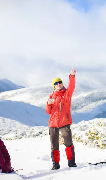 Escursionista con un thermos in mano . — Foto Stock