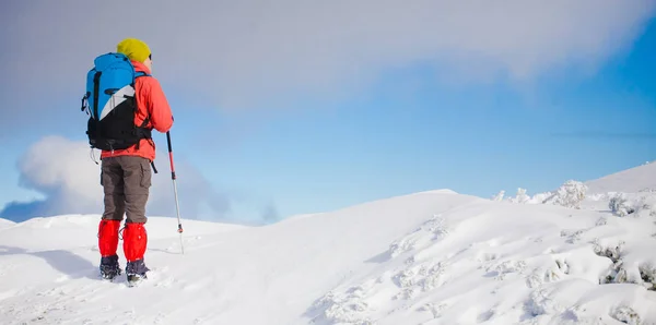 Lány séta a hó a hegyekben hátizsák. — Stock Fotó