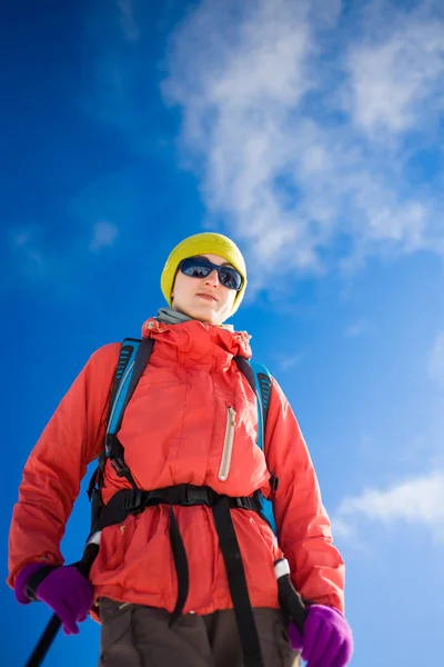 Ritratto di una ragazza durante l'arrampicata in montagna . — Foto Stock