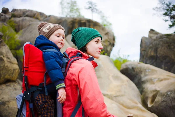 A mãe e o filho estão viajando . — Fotografia de Stock