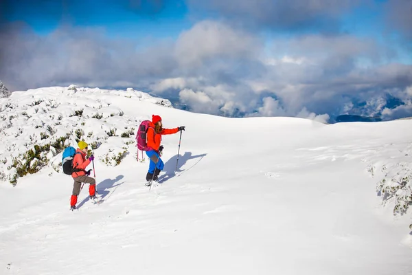 Os alpinistas estão na neve . — Fotografia de Stock