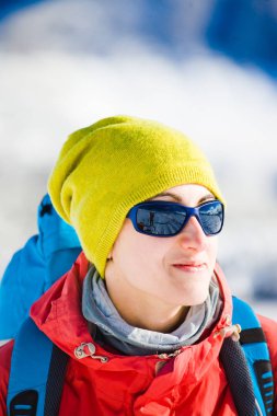 Dağ tırmanışı sırasında bir kız portresi.