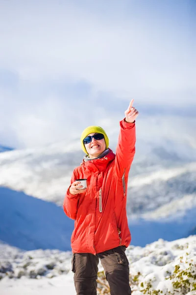 Escursionista con un thermos in mano . — Foto Stock