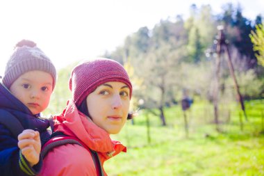 Anne ve oğlu seyahat.
