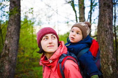 Anne ve oğlu seyahat.