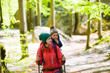 Anne ve oğlu seyahat.