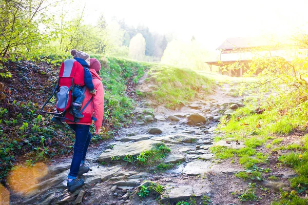 Anne ve oğlu seyahat.