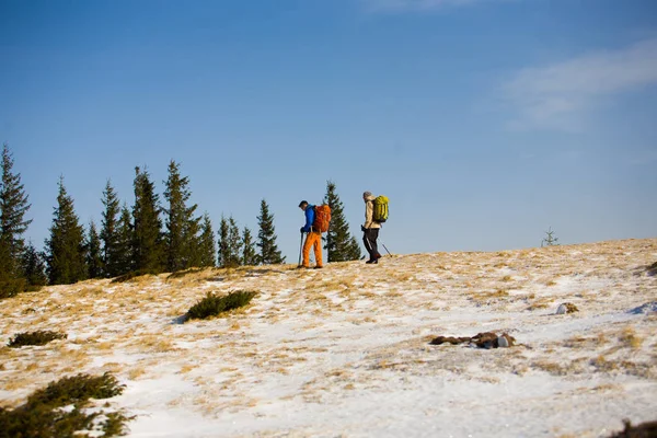 Turistas haciendo senderismo en las montañas. — Foto de Stock