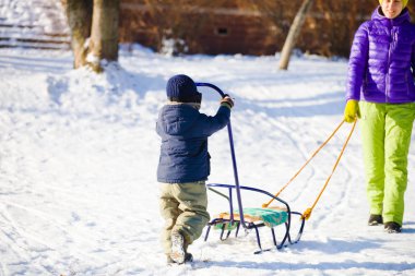 Kızak bir çocuk ile anne.