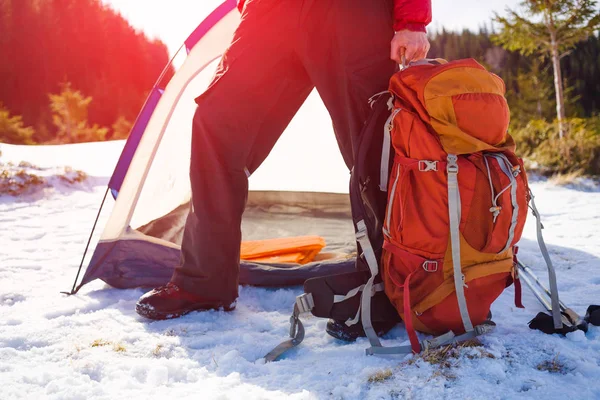 Um homem segurando uma mochila . — Fotografia de Stock