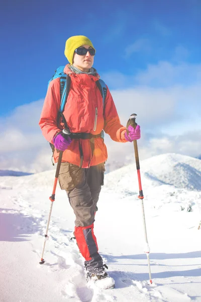 Ragazza con zaino che cammina sulla neve in montagna . — Foto Stock