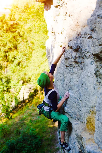 Ta holka vyleze rock. — Stock fotografie