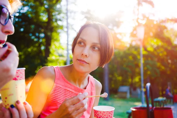 A menina come no parque . — Fotografia de Stock