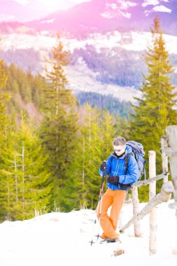 Dağlarda yürüyüş..