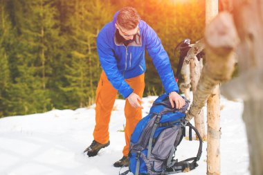 Dağcı işlerden uzak sırt çantasını çeker.