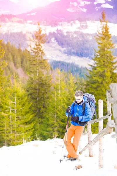 Wanderung in den Bergen. — Stockfoto