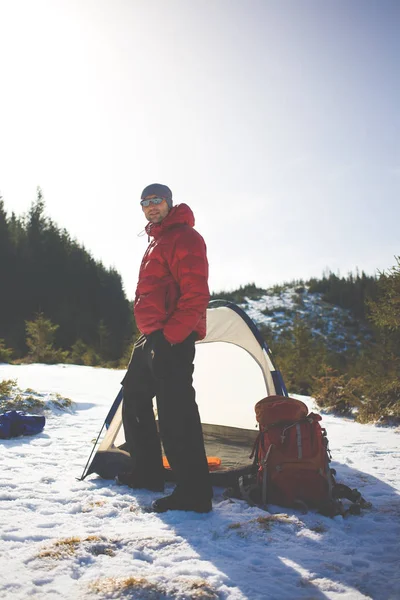 Um homem segurando uma mochila . — Fotografia de Stock