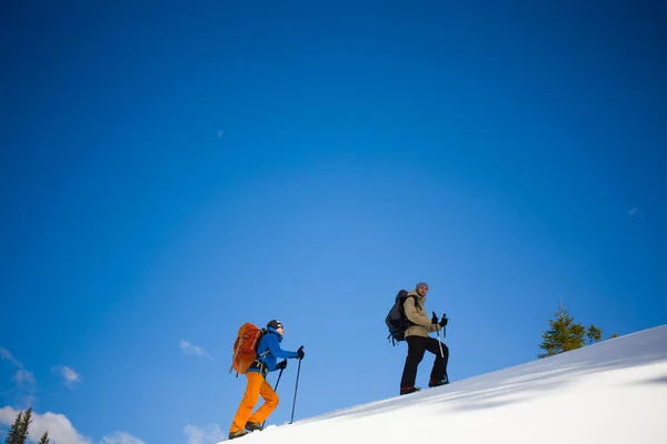 Los escaladores están en la pendiente de la nieve . — Foto de Stock