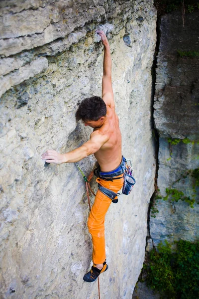 Masculino deportes y sube en la roca . — Foto de Stock