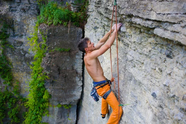 Bergsteiger erklimmt den Felsen. — Stockfoto