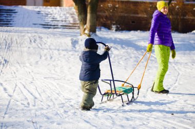 Kızak bir çocuk ile anne.