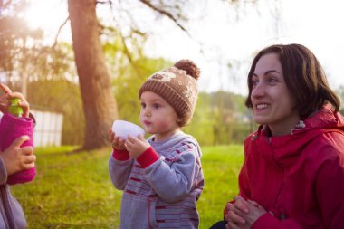 Çocuk annemle bir fincan niteliğine içiyor.