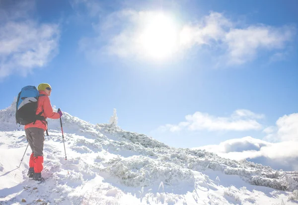 在山区雪上行走，背包里的女孩. — 图库照片