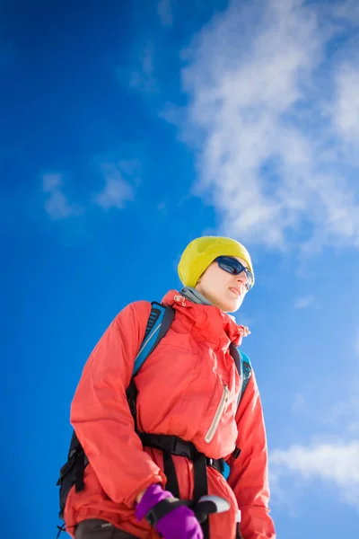 Porträt eines Mädchens beim Bergsteigen. — Stockfoto