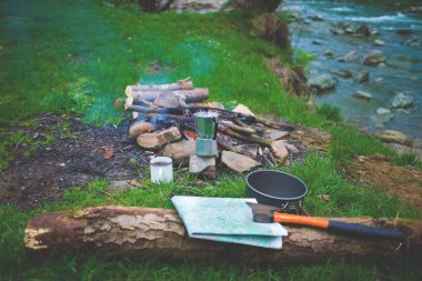 Nehir kenarında kamp ateşi..