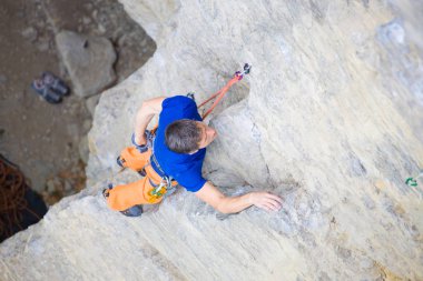 Tırmanışçı kayaya tırmanır.