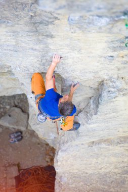 Tırmanışçı kayaya tırmanır.