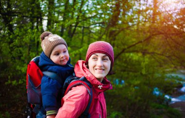 Anne ve oğlu seyahat.