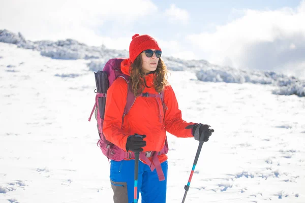 在山区雪上行走，背包里的女孩. — 图库照片