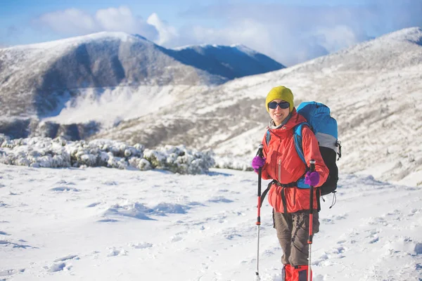 Ragazza con zaino che cammina sulla neve in montagna . — Foto Stock