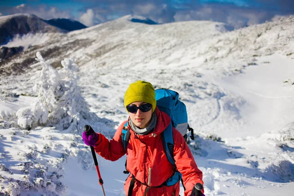 在山区雪上行走，背包里的女孩. — 图库照片