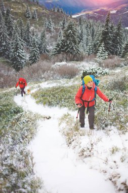 Dağcılar karda vardır.